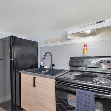 Quaint 1 Bedroom Lower Suite In Victoria, Bc Экстерьер фото