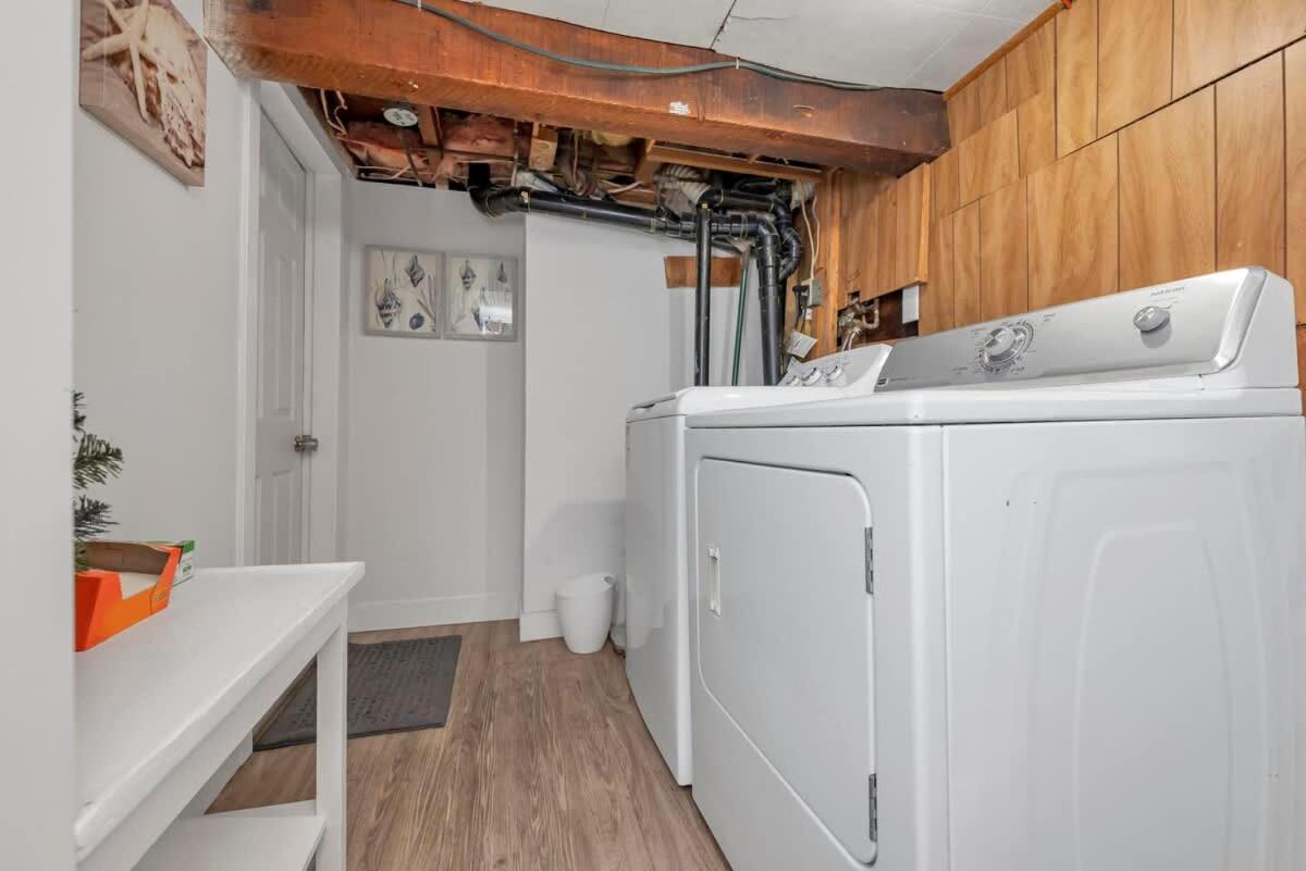 Quaint 1 Bedroom Lower Suite In Victoria, Bc Экстерьер фото