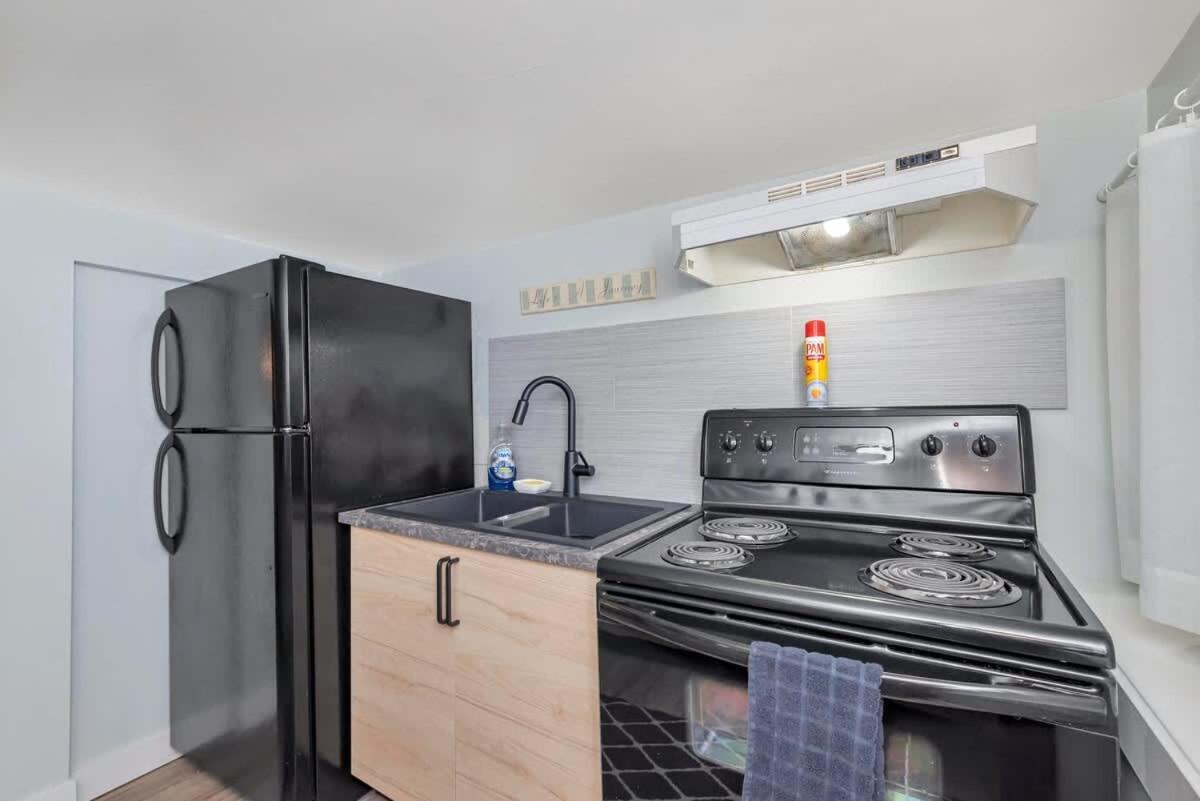 Quaint 1 Bedroom Lower Suite In Victoria, Bc Экстерьер фото