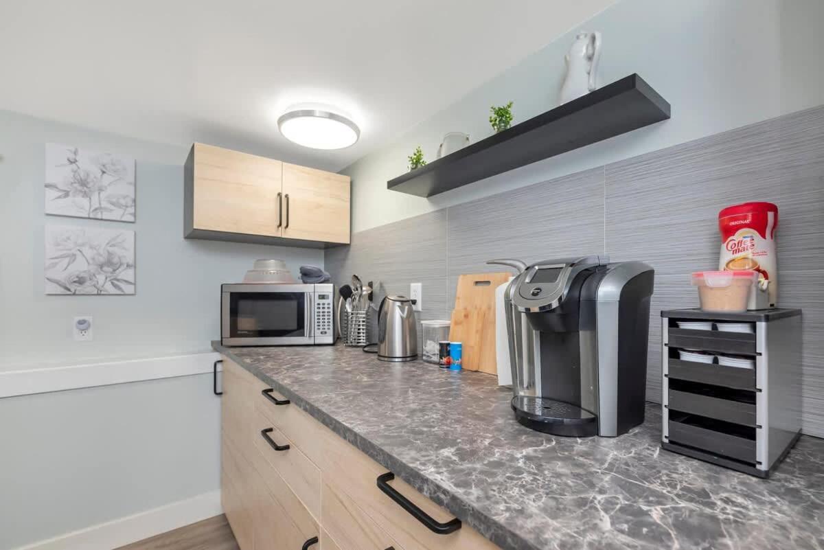 Quaint 1 Bedroom Lower Suite In Victoria, Bc Экстерьер фото