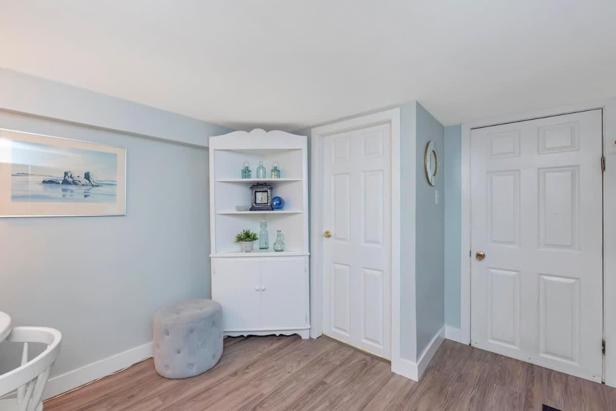Quaint 1 Bedroom Lower Suite In Victoria, Bc Экстерьер фото