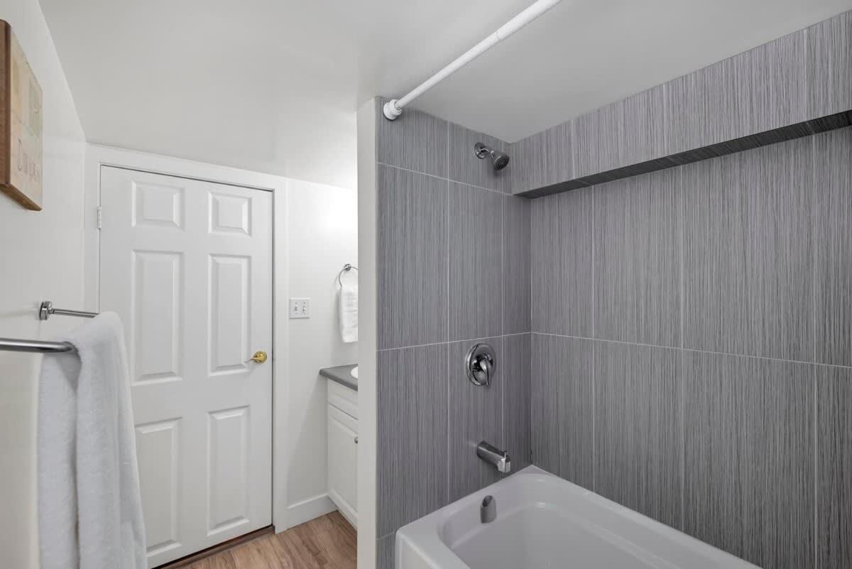 Quaint 1 Bedroom Lower Suite In Victoria, Bc Экстерьер фото