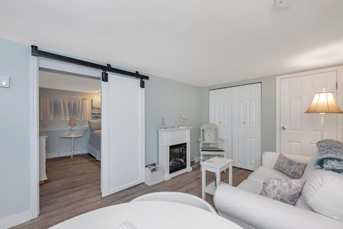 Quaint 1 Bedroom Lower Suite In Victoria, Bc Экстерьер фото