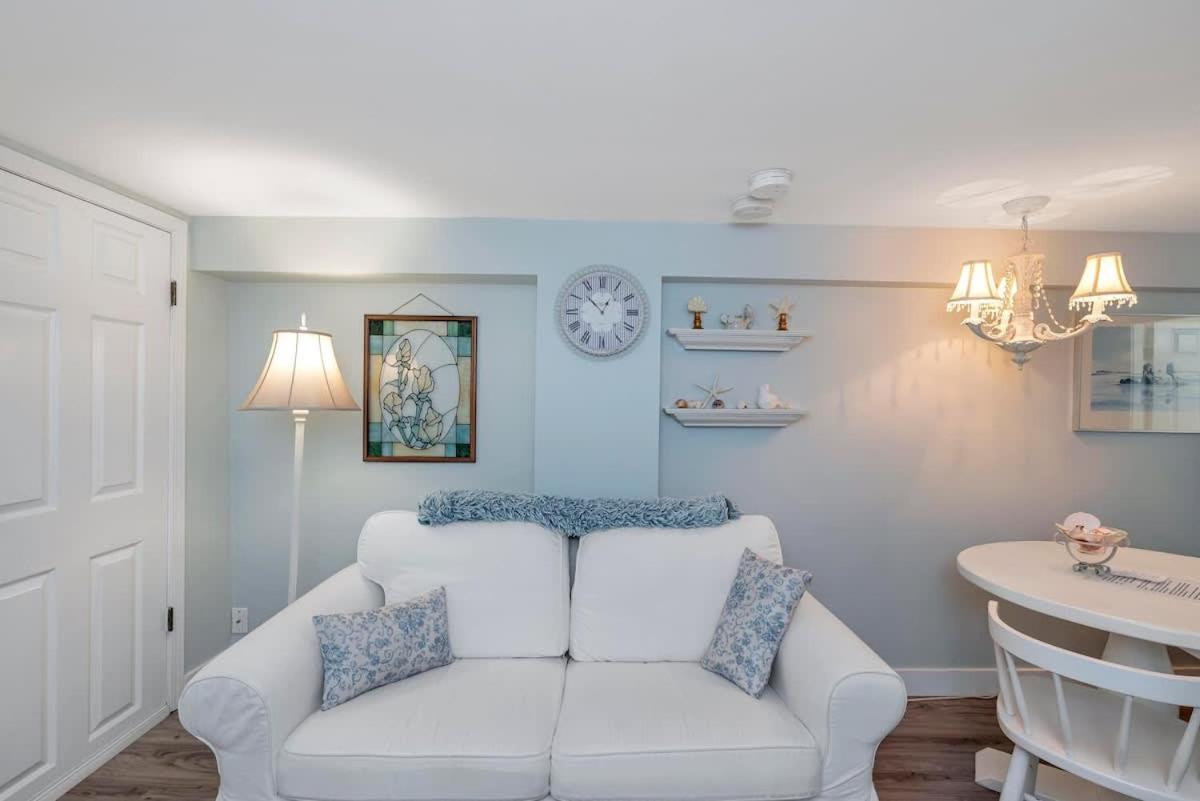 Quaint 1 Bedroom Lower Suite In Victoria, Bc Экстерьер фото