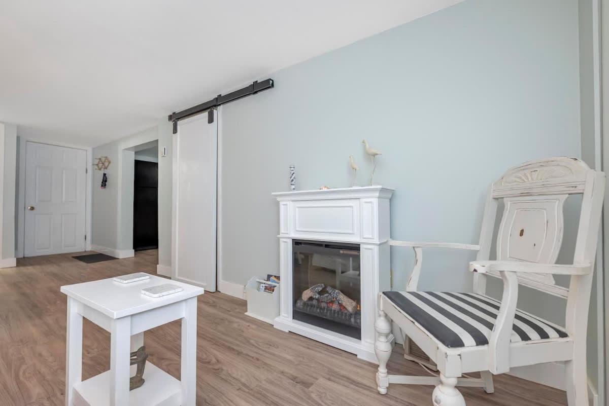 Quaint 1 Bedroom Lower Suite In Victoria, Bc Экстерьер фото