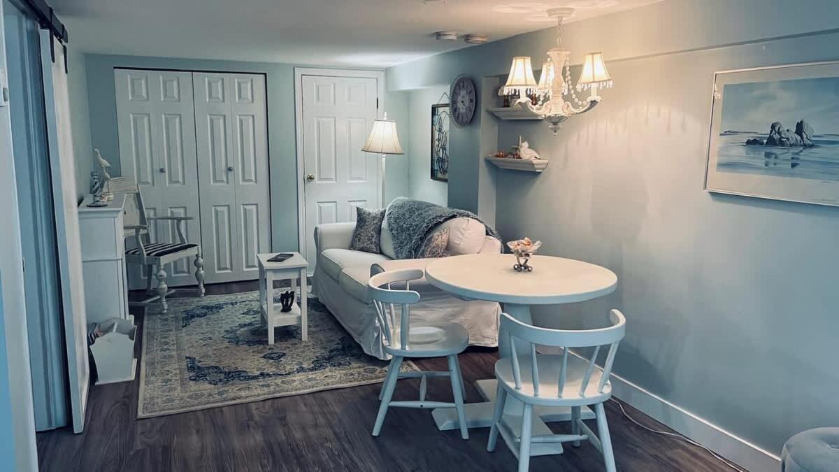 Quaint 1 Bedroom Lower Suite In Victoria, Bc Экстерьер фото