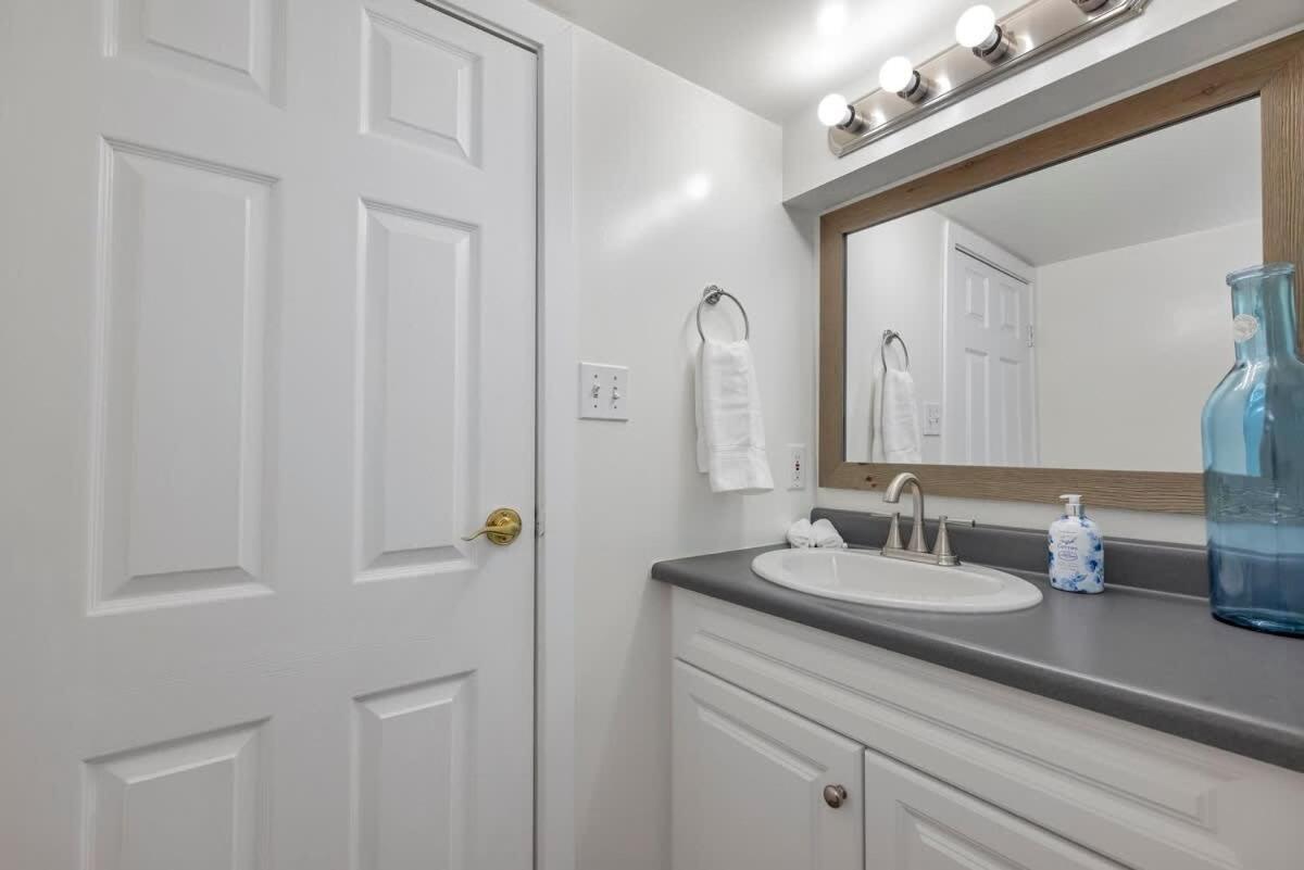 Quaint 1 Bedroom Lower Suite In Victoria, Bc Экстерьер фото