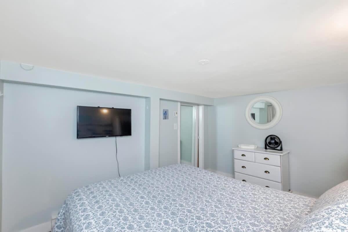 Quaint 1 Bedroom Lower Suite In Victoria, Bc Экстерьер фото