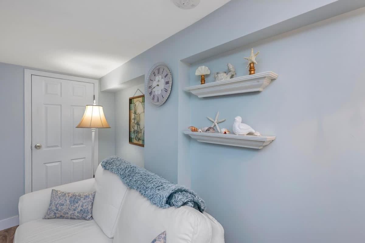 Quaint 1 Bedroom Lower Suite In Victoria, Bc Экстерьер фото