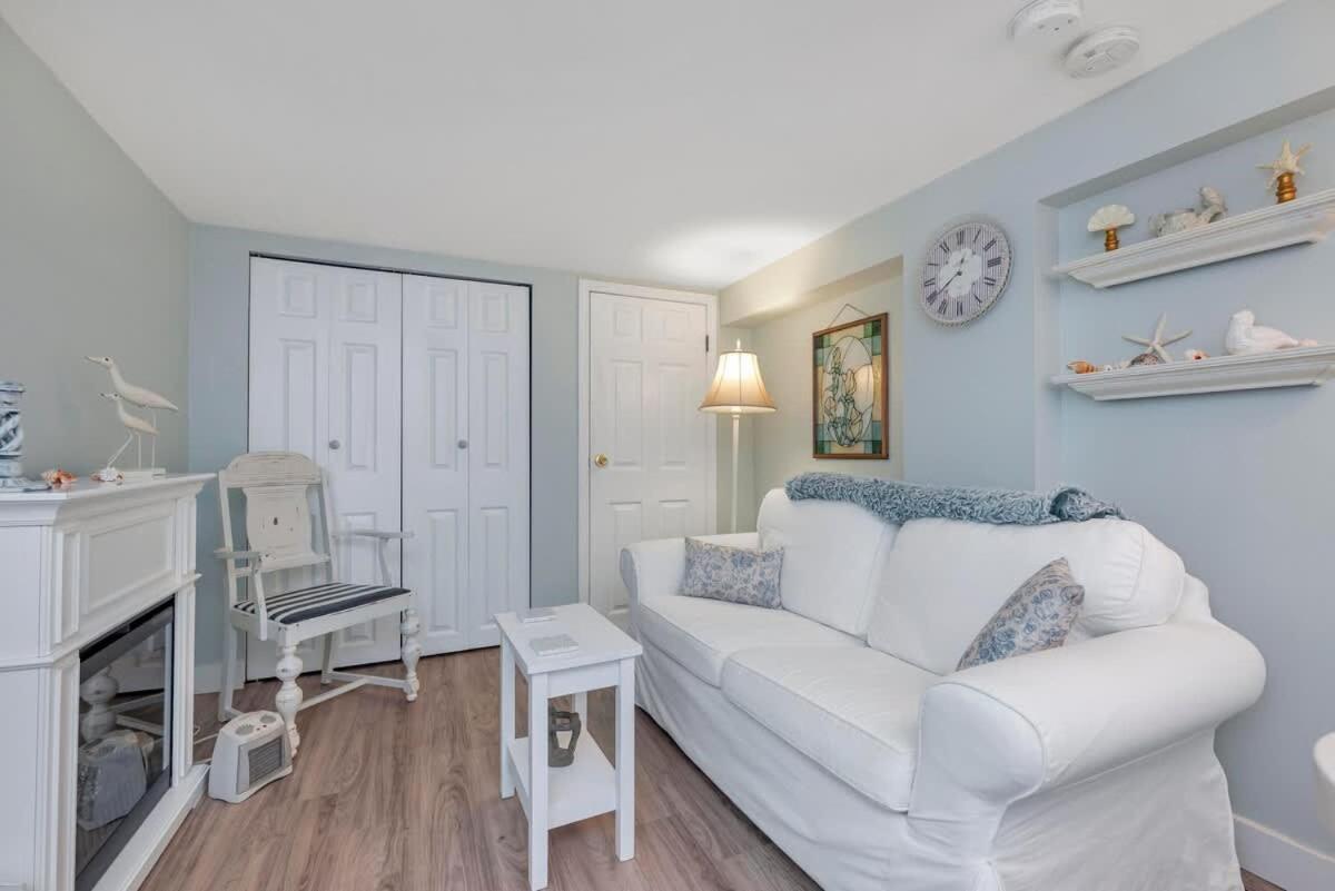 Quaint 1 Bedroom Lower Suite In Victoria, Bc Экстерьер фото